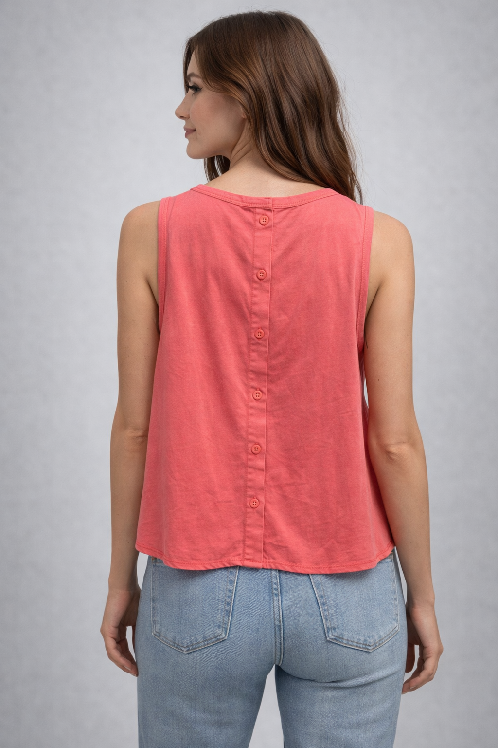 BELLA DAHL SLEEVELESS BUTTON BACK TOP