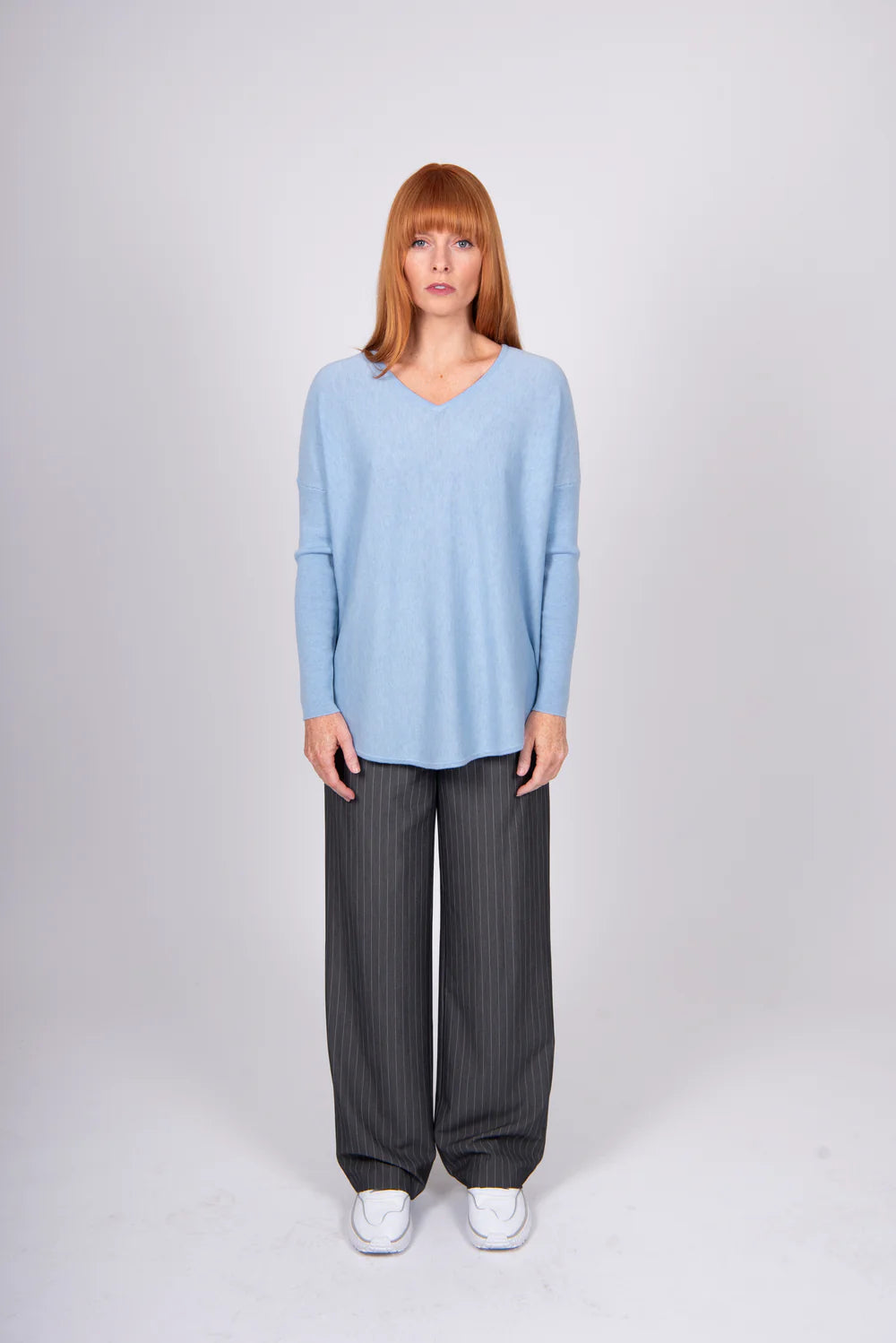ESSENTIAL CURVED HEM VEE PULLOVER