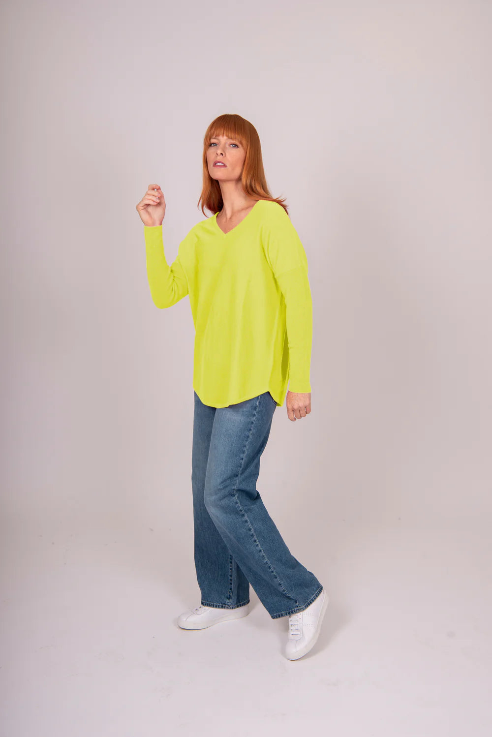 ESSENTIAL CURVED HEM VEE PULLOVER