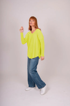 ESSENTIAL CURVED HEM VEE PULLOVER