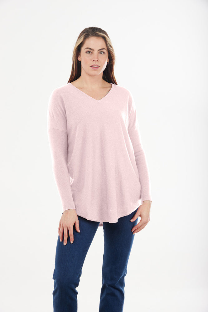 ESSENTIAL CURVED HEM VEE PULLOVER BRIDGE & LORD CASHMERE / MERINO