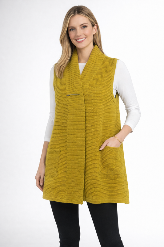 Vest with pockets and pin closer