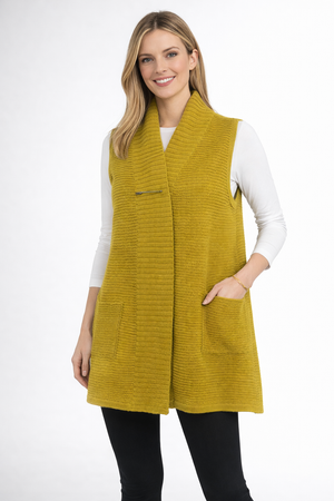 Vest with pockets and pin closer