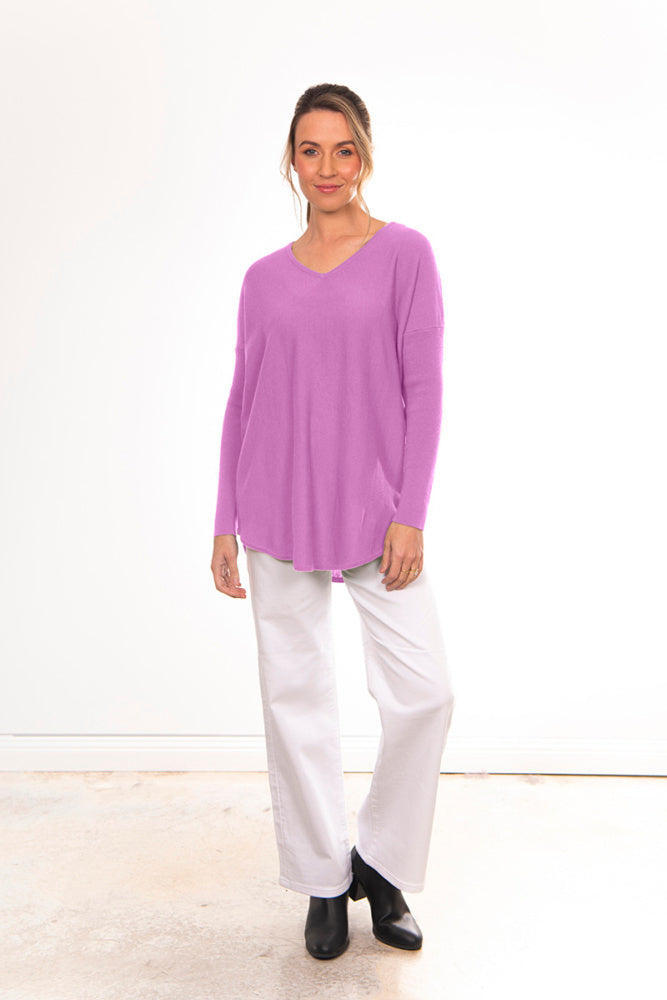 ESSENTIAL CURVED HEM VEE PULLOVER BRIDGE & LORD CASHMERE / MERINO