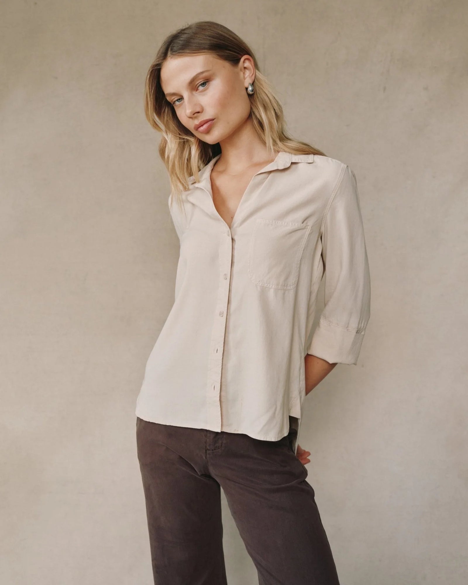 BELLA DAHL LONG SLEEVE TAIL BUTTON DOWN - MOON STONE SHIRT