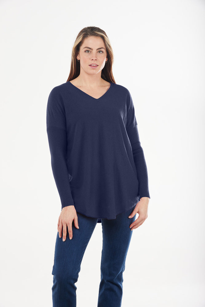 ESSENTIAL CURVED HEM VEE PULLOVER BRIDGE & LORD CASHMERE / MERINO