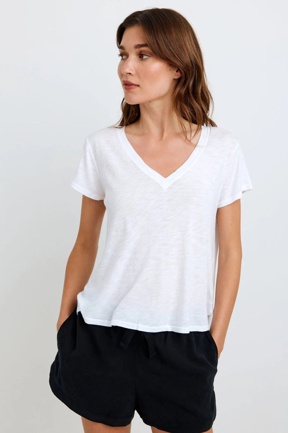BELLA DAHL - V NECK SIDE SLIT TEE