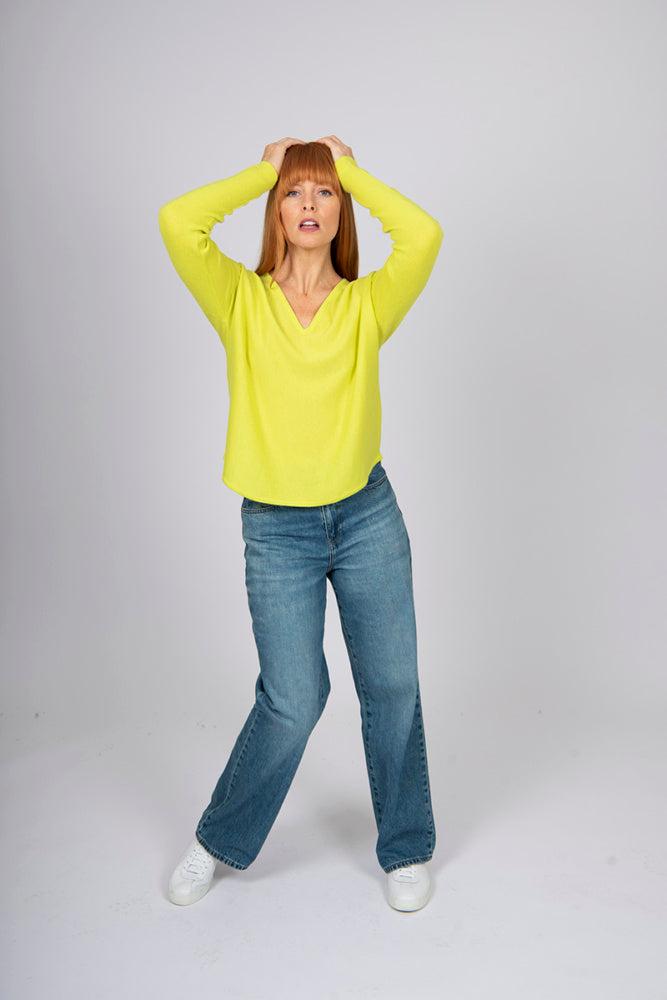 PRINCESS V CURVE HEM SLIM-FIT PULLOVER