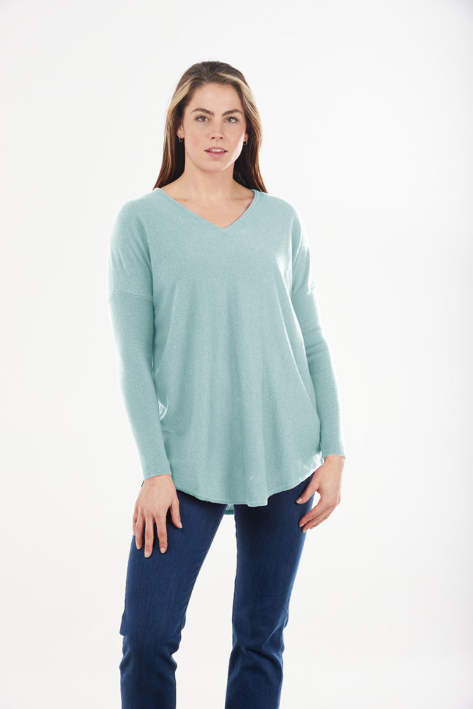 ESSENTIAL CURVED HEM VEE PULLOVER BRIDGE & LORD CASHMERE / MERINO