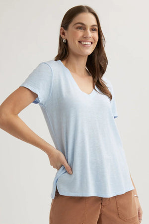 BELLA DAHL - V NECK SIDE SLIT TEE