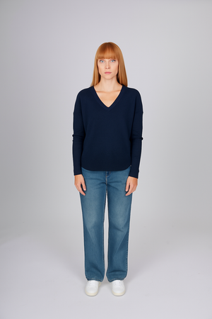 PRINCESS V CURVE HEM SLIM-FIT PULLOVER