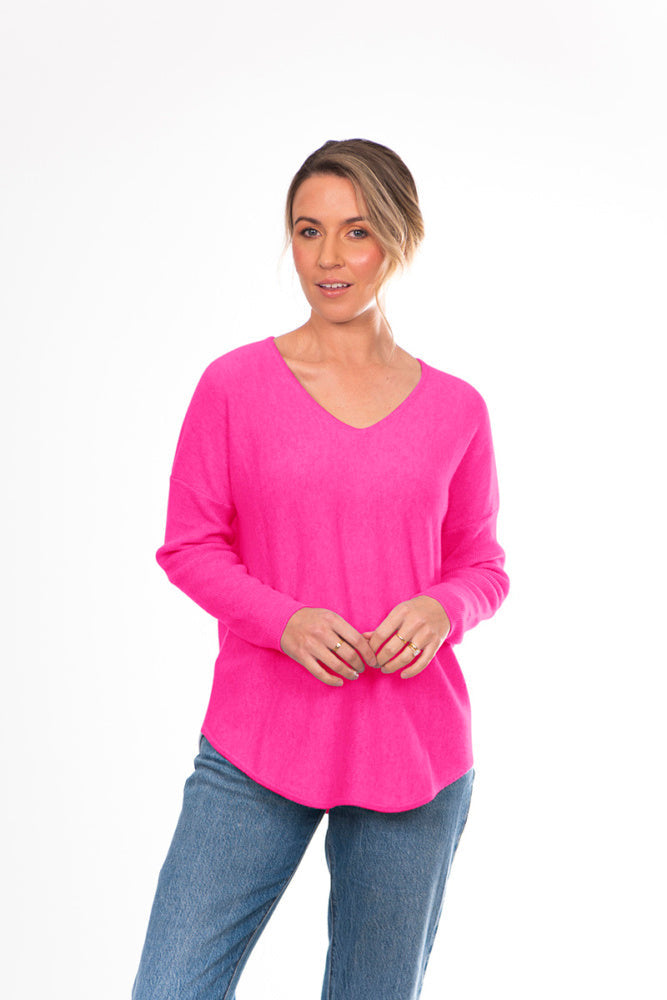 ESSENTIAL CURVED HEM VEE PULLOVER