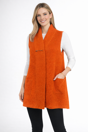 Vest with pockets and pin closer