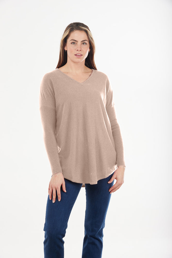 ESSENTIAL CURVED HEM VEE PULLOVER BRIDGE & LORD CASHMERE / MERINO