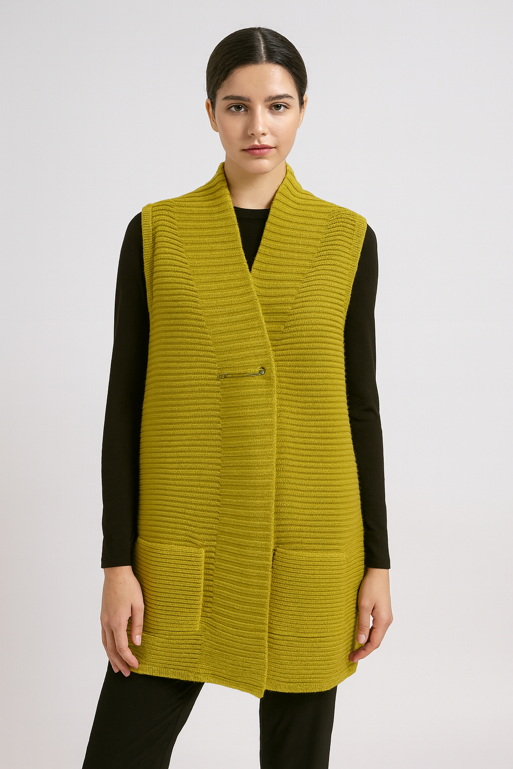 Vest with pockets and pin closer