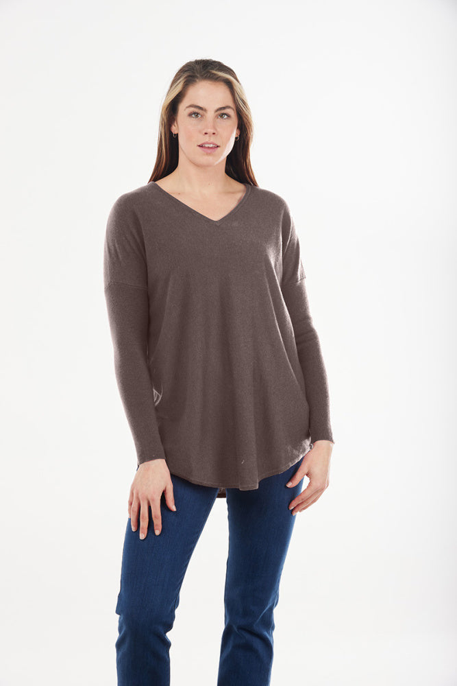 ESSENTIAL CURVED HEM VEE PULLOVER BRIDGE & LORD CASHMERE / MERINO