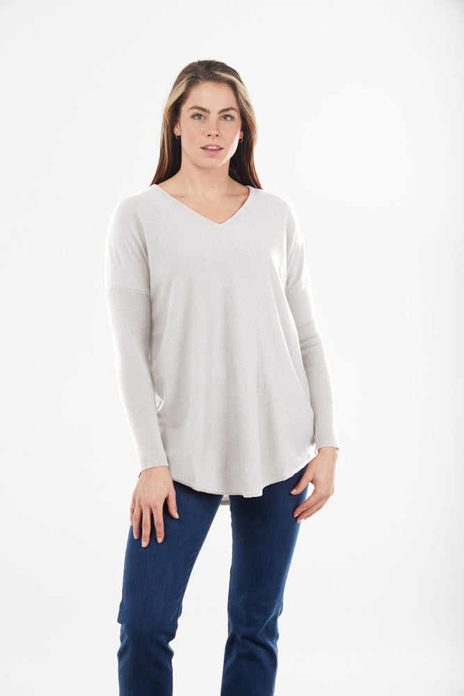 ESSENTIAL CURVED HEM VEE PULLOVER BRIDGE & LORD CASHMERE / MERINO