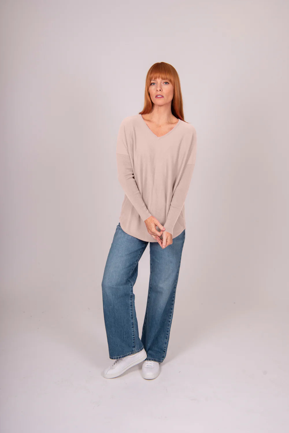 ESSENTIAL CURVED HEM VEE PULLOVER