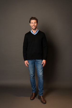 PURE MERINO WOOL FINE KNIT ESSENTIAL VEE PULLOVER BRIDGE & LORD