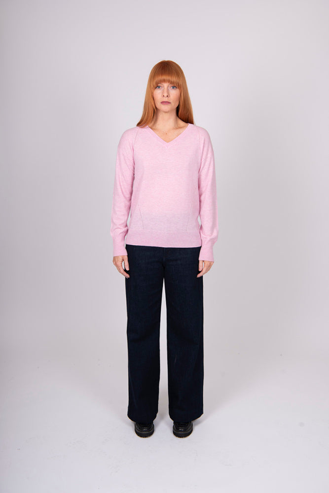 ESSENTIAL FASHION VEE NECK PULLOVER