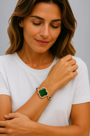 Luxury Clover Bracelet Watch with Quartz and Diamond Inlay