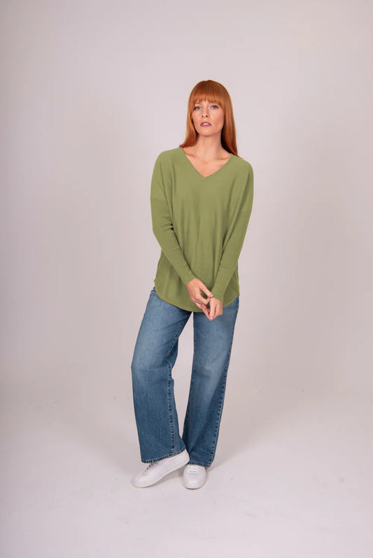 ESSENTIAL CURVED HEM VEE PULLOVER
