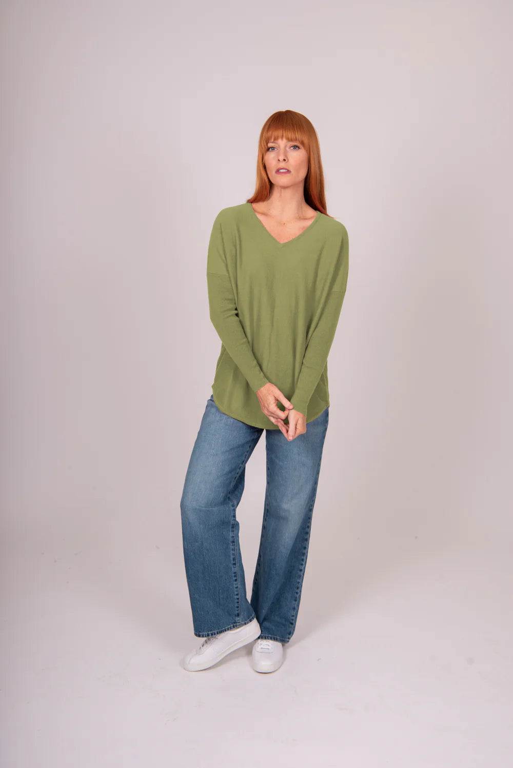 ESSENTIAL CURVED HEM VEE PULLOVER