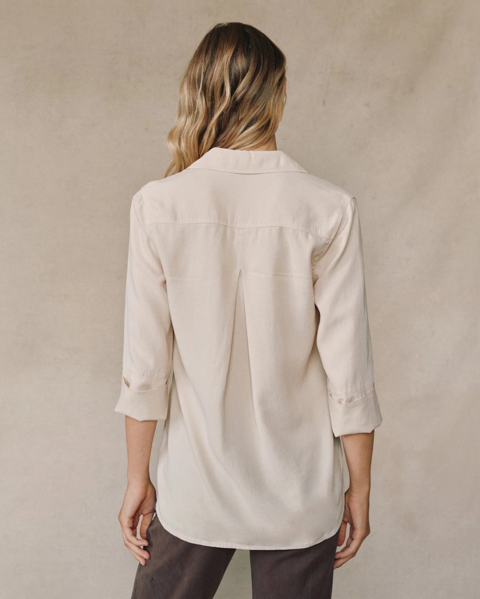 BELLA DAHL LONG SLEEVE TAIL BUTTON DOWN - MOON STONE SHIRT