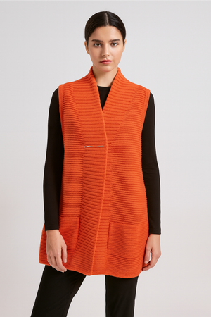 Vest with pockets and pin closer