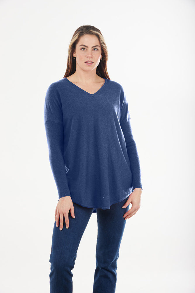 ESSENTIAL CURVED HEM VEE PULLOVER BRIDGE & LORD CASHMERE / MERINO