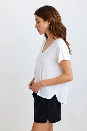 BELLA DAHL - V NECK SIDE SLIT TEE