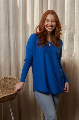 ESSENTIAL CURVED HEM VEE PULLOVER