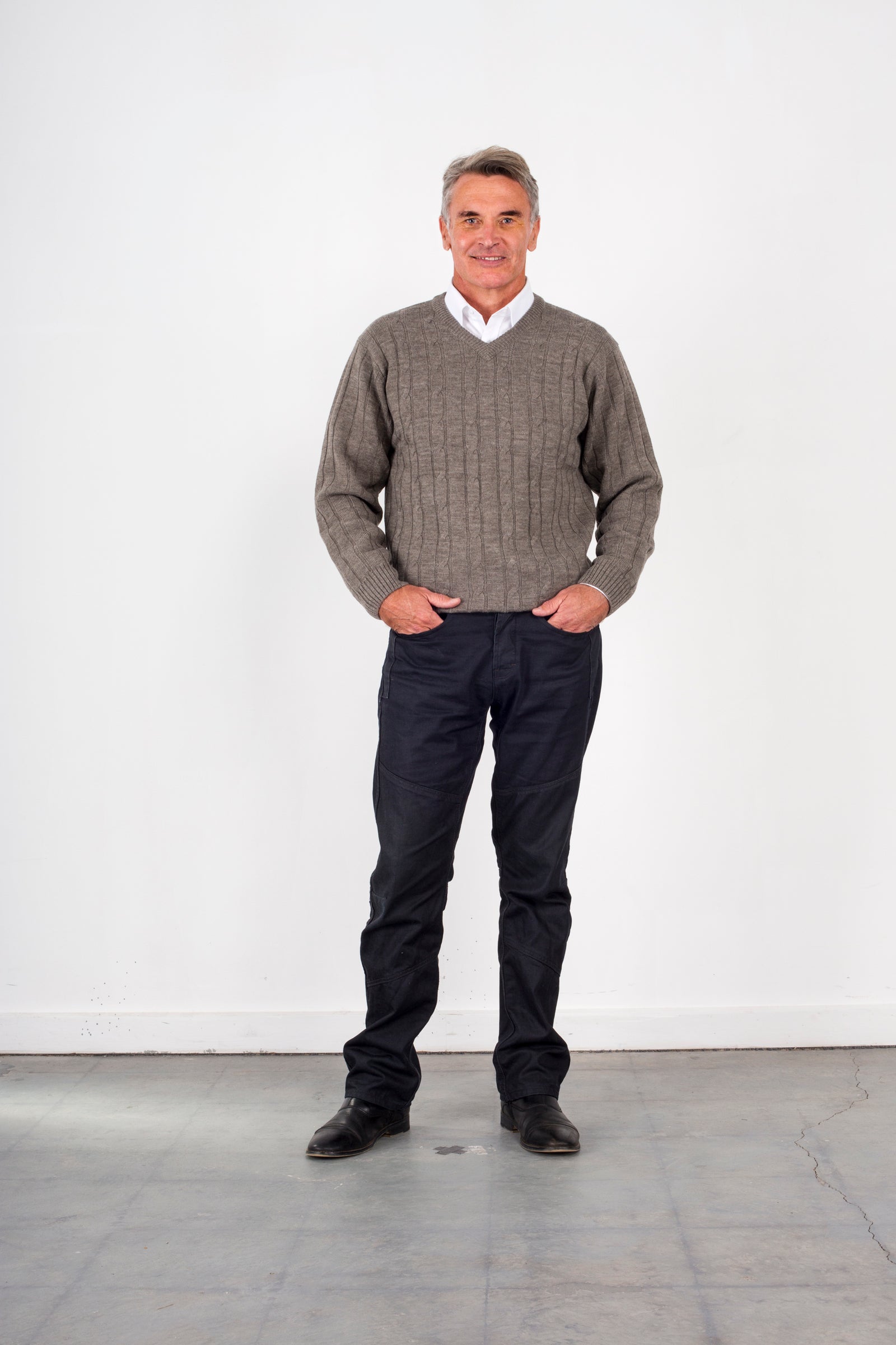 ANSETT PURE WOOL V-NECK CABLE PULLOVER