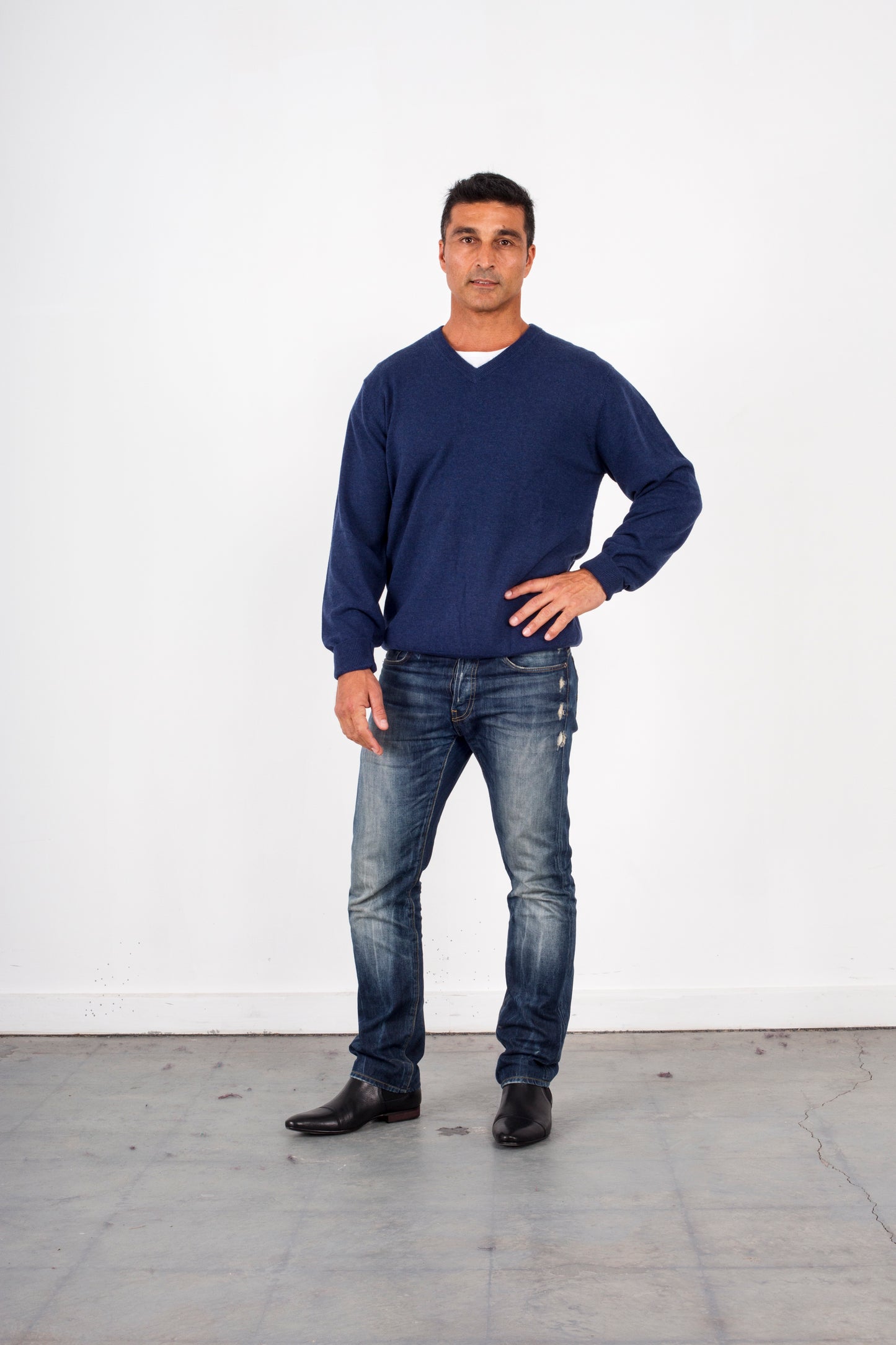 MERINO/ CASHMERE ESSENTIAL VEE NECK PULLOVER