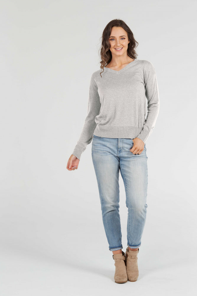 ESSENTIAL FASHION VEE NECK PULLOVER