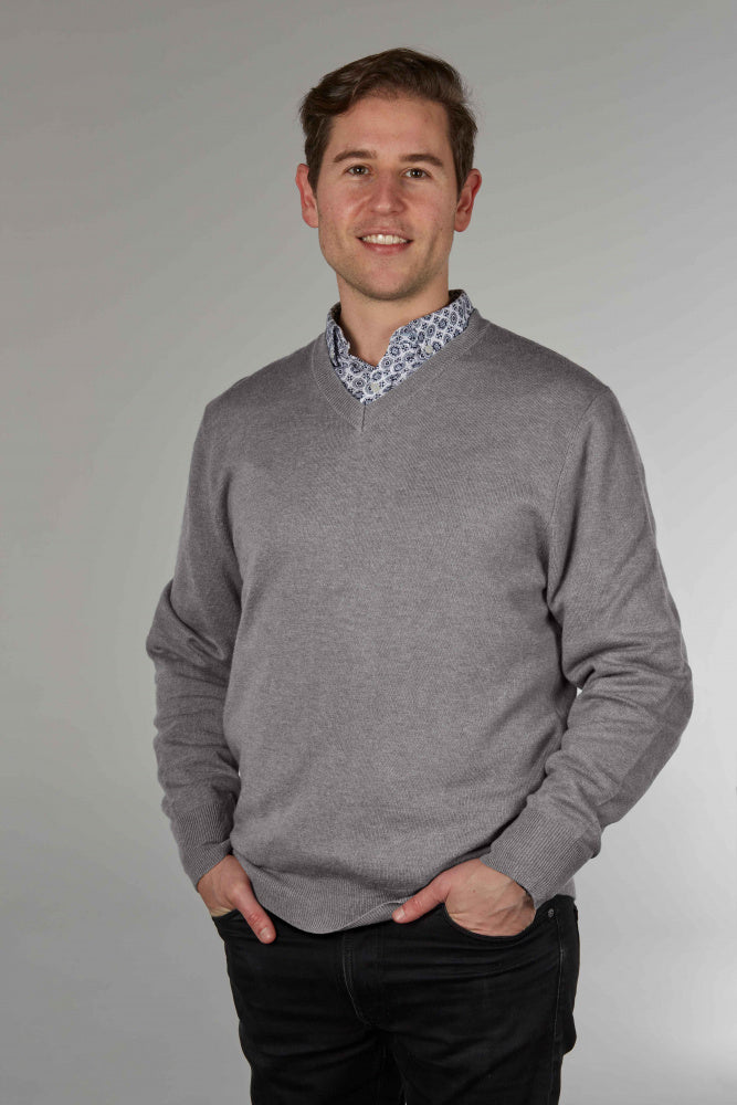 MERINO/ CASHMERE ESSENTIAL VEE NECK PULLOVER