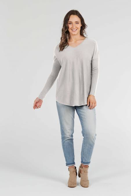 ESSENTIAL CURVED HEM VEE PULLOVER BRIDGE & LORD CASHMERE / MERINO
