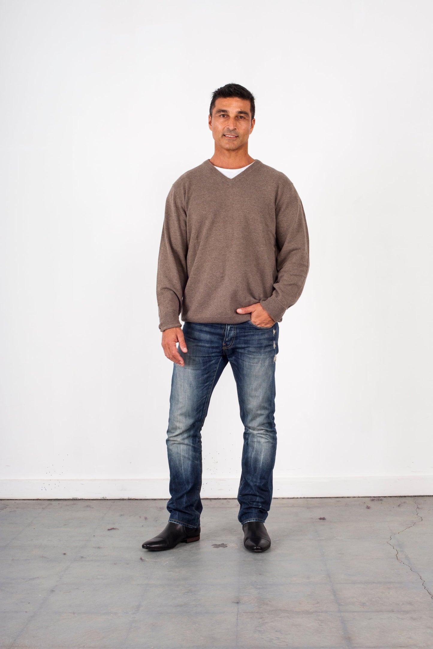 MERINO/ CASHMERE ESSENTIAL VEE NECK PULLOVER