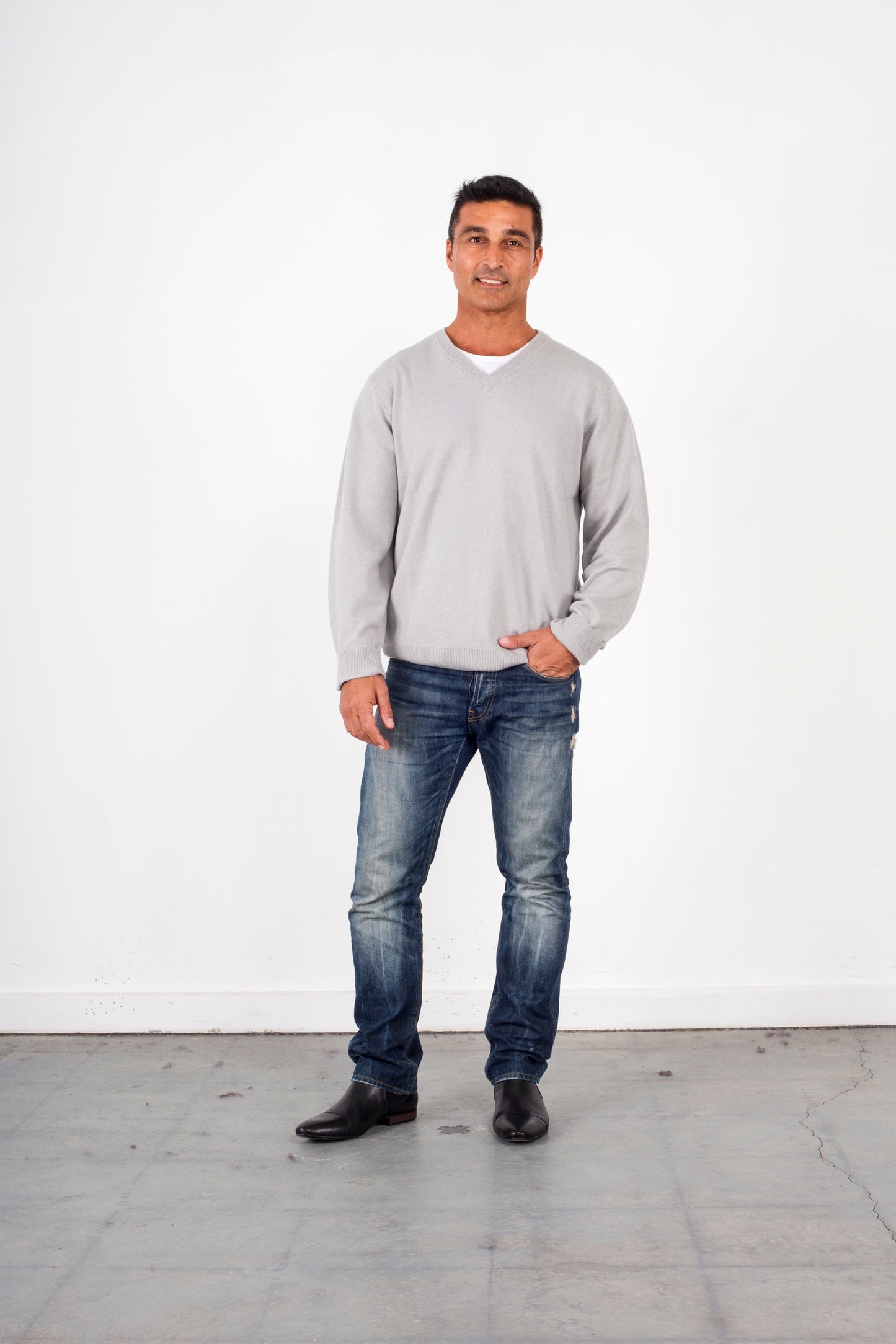 MERINO/ CASHMERE ESSENTIAL VEE NECK PULLOVER