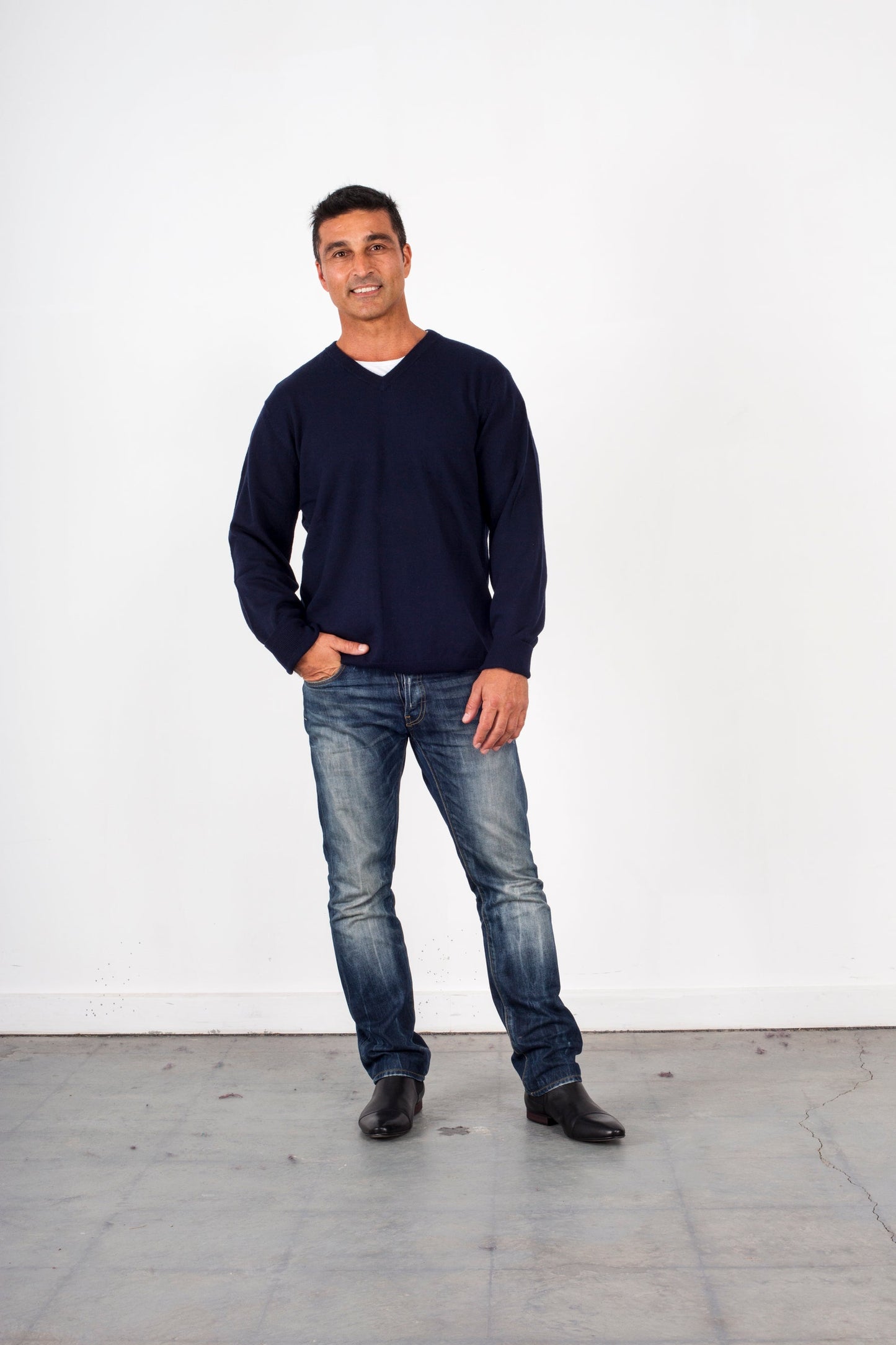 MERINO/ CASHMERE ESSENTIAL VEE NECK PULLOVER