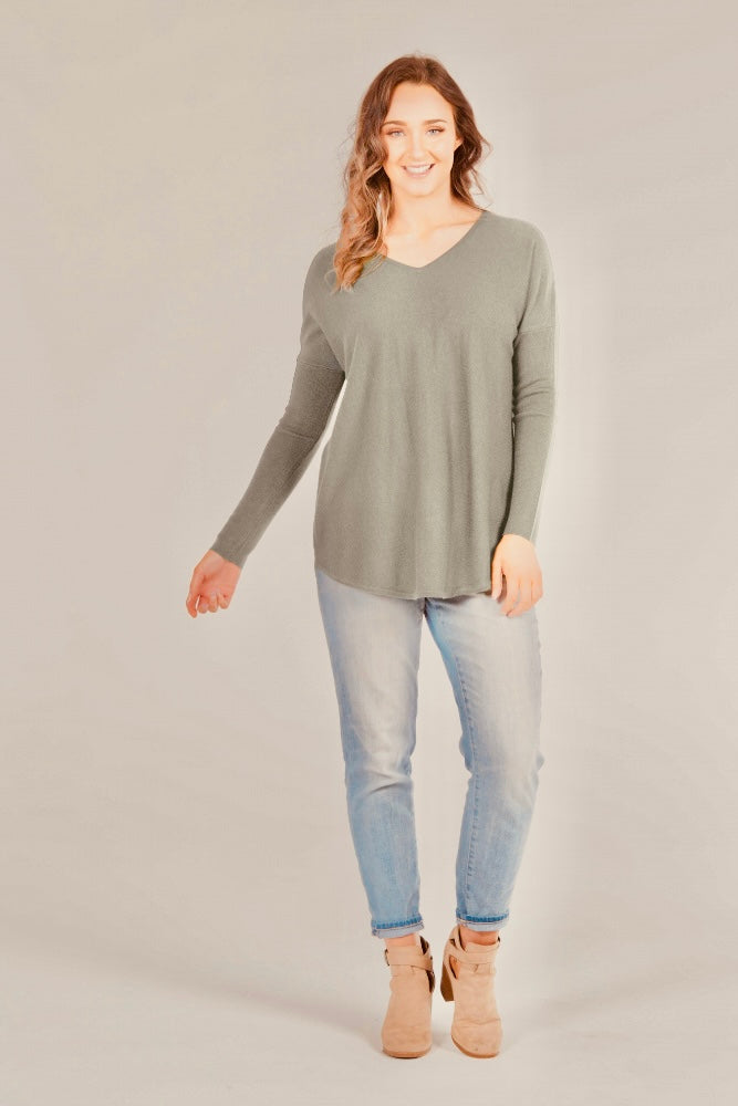 ESSENTIAL CURVED HEM VEE PULLOVER BRIDGE & LORD CASHMERE / MERINO