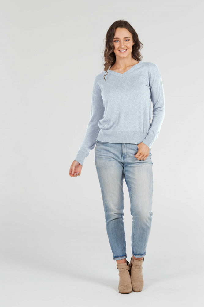 ESSENTIAL FASHION VEE NECK PULLOVER