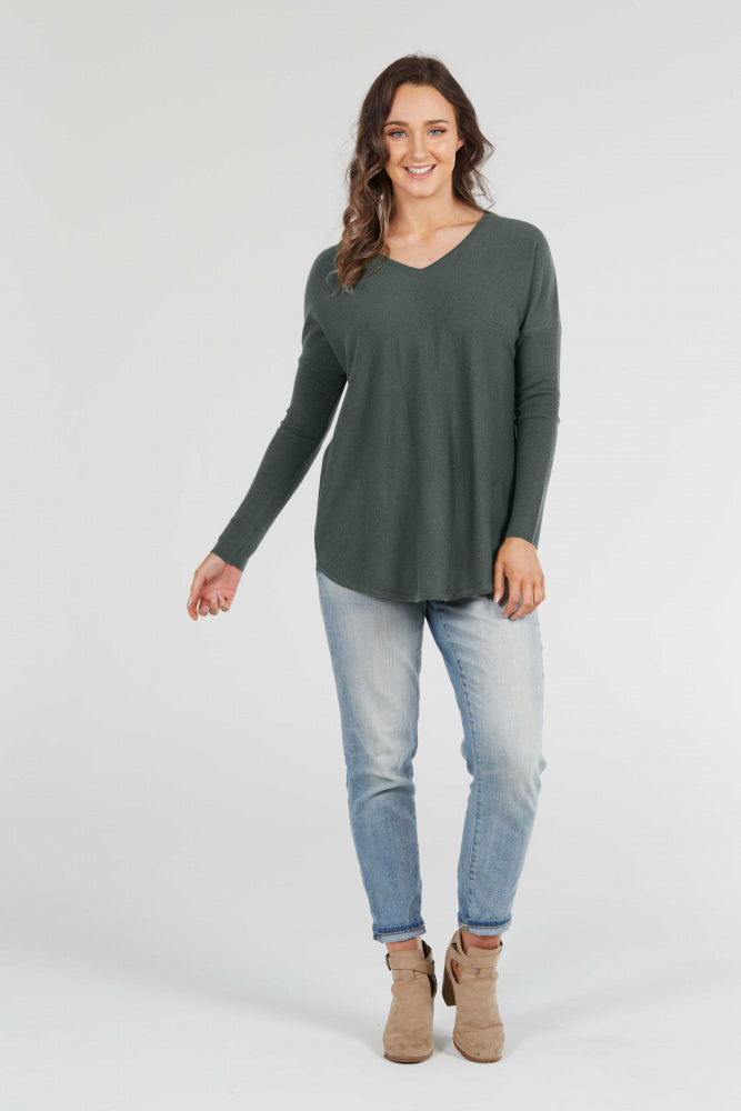 ESSENTIAL CURVED HEM VEE PULLOVER BRIDGE & LORD CASHMERE / MERINO
