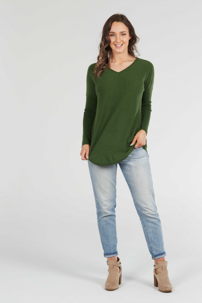 ESSENTIAL CURVED HEM VEE PULLOVER BRIDGE & LORD CASHMERE / MERINO