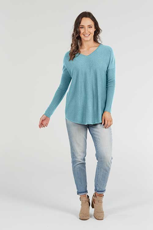 ESSENTIAL CURVED HEM VEE PULLOVER BRIDGE & LORD CASHMERE / MERINO